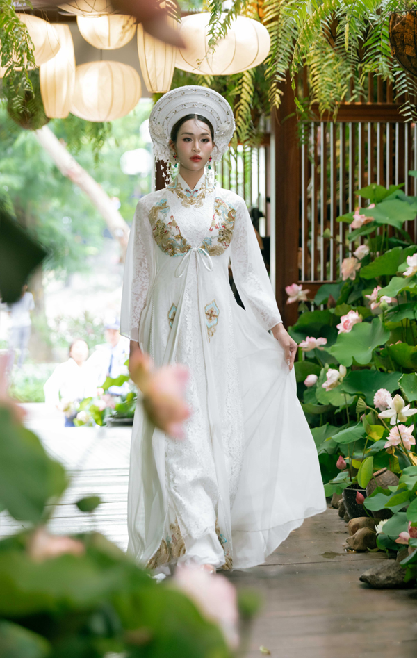 Ngắm nét nữ tính của á hậu chuyển giới trong show của NTK Cao Minh Tiến - Ảnh 7. Ngắm nét nữ tính của á hậu chuyển giới trong show của NTK Cao Minh Tiến - Ảnh 7.