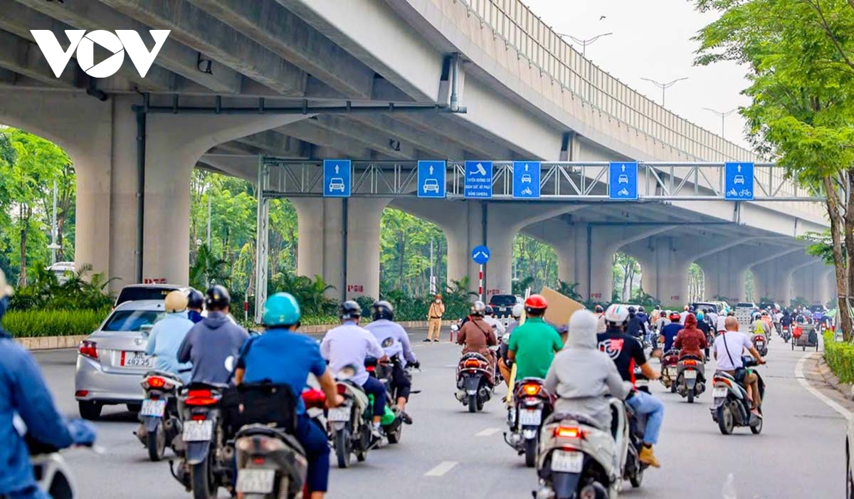 CSGT Hà Nội ghi hình xử lý người đi sai làn đường Phạm Văn Đồng - Ảnh 9. CSGT Hà Nội ghi hình xử lý người đi sai làn đường Phạm Văn Đồng - Ảnh 9.
