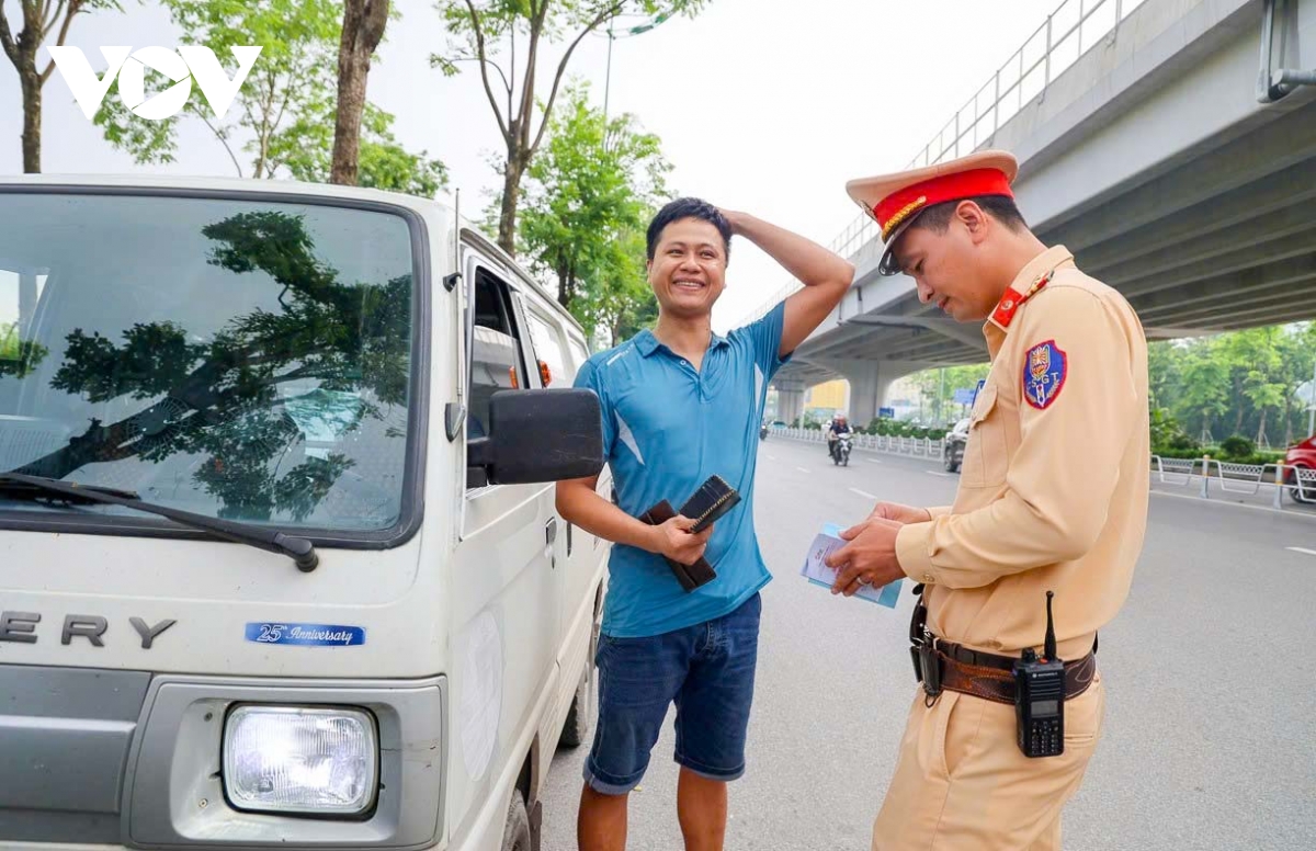 CSGT Hà Nội ghi hình xử lý người đi sai làn đường Phạm Văn Đồng - Ảnh 7. CSGT Hà Nội ghi hình xử lý người đi sai làn đường Phạm Văn Đồng - Ảnh 7.