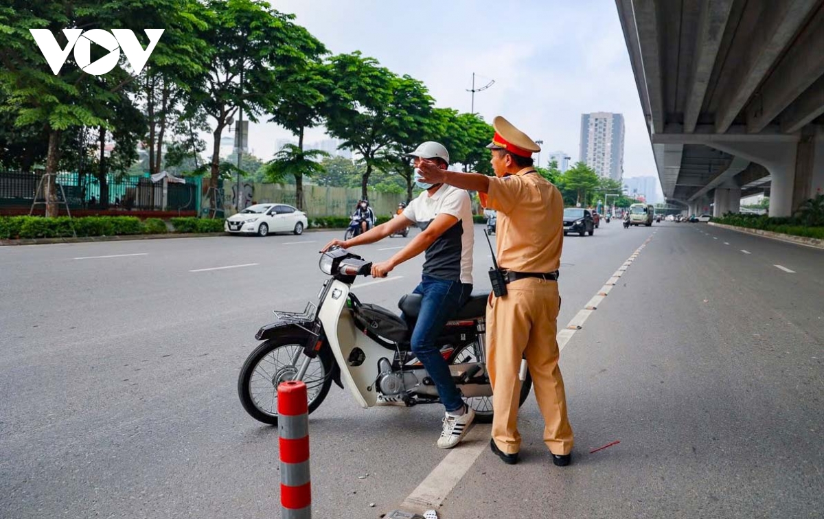 CSGT Hà Nội ghi hình xử lý người đi sai làn đường Phạm Văn Đồng - Ảnh 3. CSGT Hà Nội ghi hình xử lý người đi sai làn đường Phạm Văn Đồng - Ảnh 3.