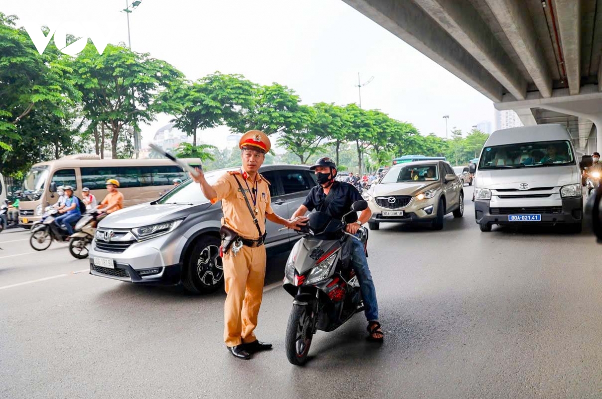 CSGT Hà Nội ghi hình xử lý người đi sai làn đường Phạm Văn Đồng - Ảnh 4. CSGT Hà Nội ghi hình xử lý người đi sai làn đường Phạm Văn Đồng - Ảnh 4.