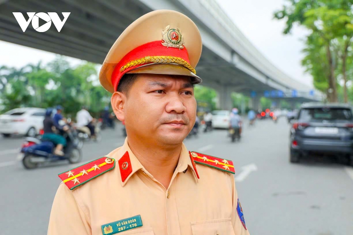 CSGT Hà Nội ghi hình xử lý người đi sai làn đường Phạm Văn Đồng - Ảnh 8. CSGT Hà Nội ghi hình xử lý người đi sai làn đường Phạm Văn Đồng - Ảnh 8.