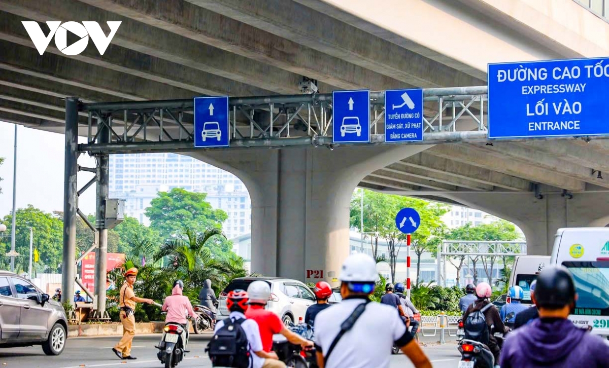 CSGT Hà Nội ghi hình xử lý người đi sai làn đường Phạm Văn Đồng - Ảnh 1. CSGT Hà Nội ghi hình xử lý người đi sai làn đường Phạm Văn Đồng - Ảnh 1.