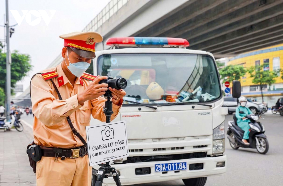 CSGT Hà Nội ghi hình xử lý người đi sai làn đường Phạm Văn Đồng - Ảnh 6. CSGT Hà Nội ghi hình xử lý người đi sai làn đường Phạm Văn Đồng - Ảnh 6.
