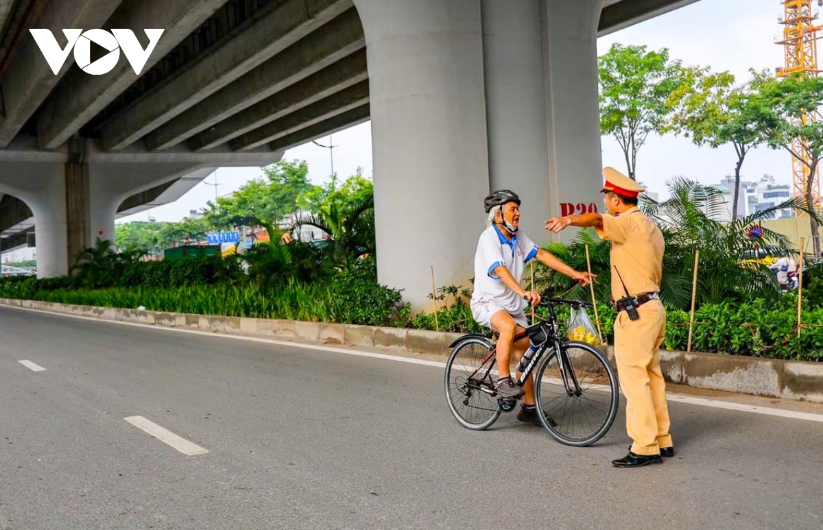 CSGT Hà Nội ghi hình xử lý người đi sai làn đường Phạm Văn Đồng - Ảnh 5. CSGT Hà Nội ghi hình xử lý người đi sai làn đường Phạm Văn Đồng - Ảnh 5.