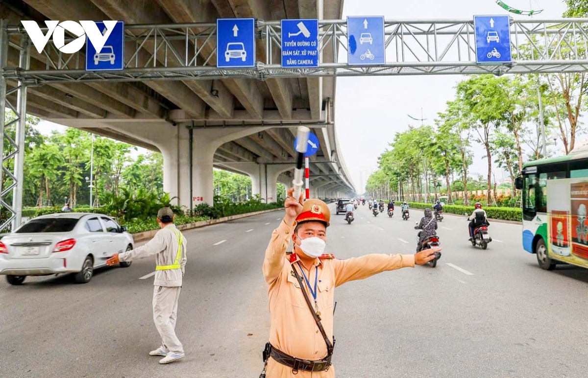 CSGT Hà Nội ghi hình xử lý người đi sai làn đường Phạm Văn Đồng - Ảnh 2. CSGT Hà Nội ghi hình xử lý người đi sai làn đường Phạm Văn Đồng - Ảnh 2.