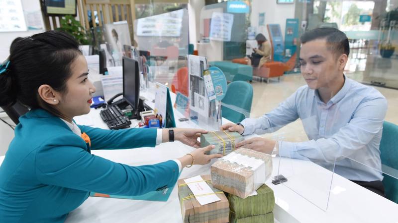 Gửi tiết kiệm 6 tháng hay 1 năm: Ngân viên ngân hàng giàu kinh nghiệm đưa ra lời khuyên chính xác - Ảnh 3. Gửi tiết kiệm 6 tháng hay 1 năm: Ngân viên ngân hàng giàu kinh nghiệm đưa ra lời khuyên chính xác - Ảnh 3.
