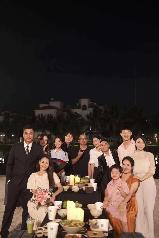'Dịu dàng màu nắng' đóng máy, dàn diễn viên xinh đẹp rời phim, đạo diễn Quốc Việt nói gì?- Ảnh 3. 'Dịu dàng màu nắng' đóng máy, dàn diễn viên xinh đẹp rời phim, đạo diễn Quốc Việt nói gì?- Ảnh 3.