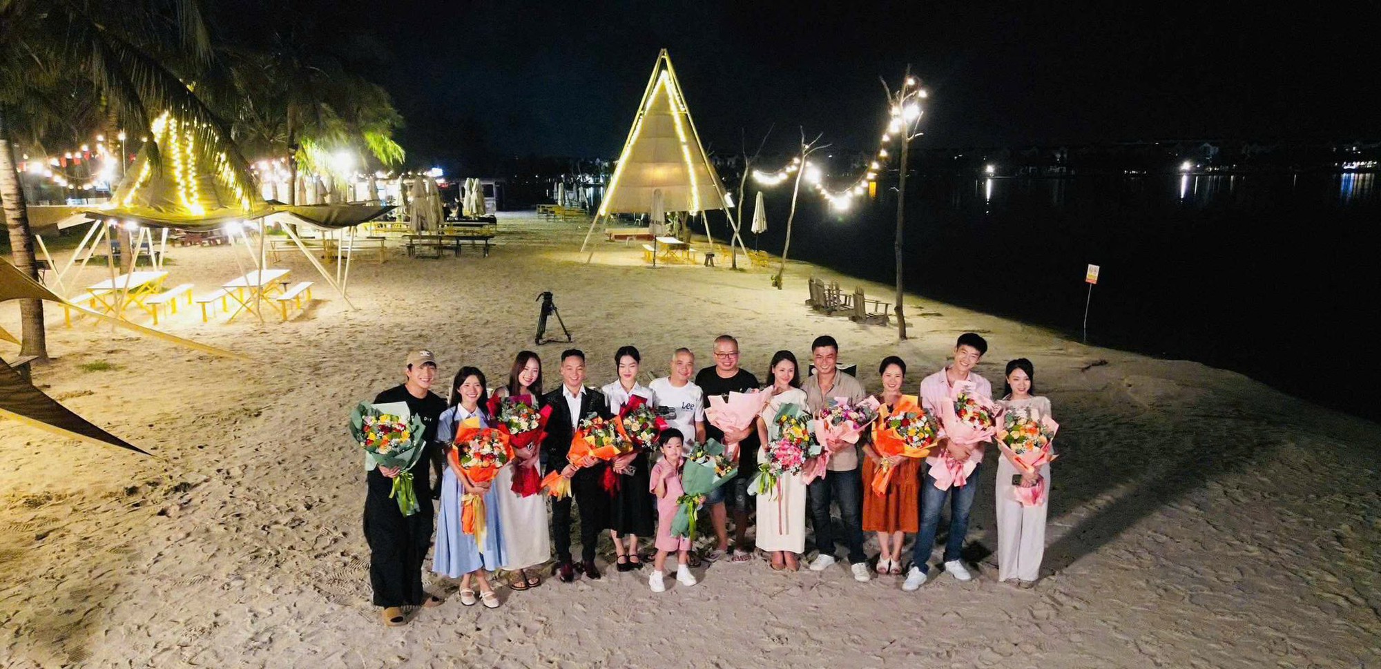 'Dịu dàng màu nắng' đóng máy, dàn diễn viên xinh đẹp rời phim, đạo diễn Quốc Việt nói gì?- Ảnh 2. 'Dịu dàng màu nắng' đóng máy, dàn diễn viên xinh đẹp rời phim, đạo diễn Quốc Việt nói gì?- Ảnh 2.