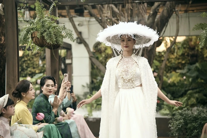 Hoa hậu Ngọc Hân rạng rỡ ở tháng thứ 7 thai kỳ, nhan sắc mẹ bầu gây sốt - Ảnh 10. Hoa hậu Ngọc Hân rạng rỡ ở tháng thứ 7 thai kỳ, nhan sắc mẹ bầu gây sốt - Ảnh 10.