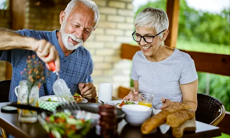 Ăn 'ít muối, ít dầu' có sai không? Sau 60 tuổi, hãy thử làm 4 điều này khi ăn! - Ảnh 2. Ăn 'ít muối, ít dầu' có sai không? Sau 60 tuổi, hãy thử làm 4 điều này khi ăn! - Ảnh 2.
