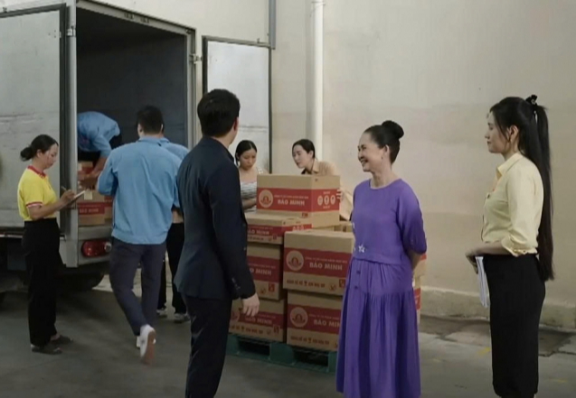 'Dịu dàng màu nắng' mới nhất (tập 26): Lan Anh bị nhân viên chống đối, Xuân cảnh báo Nam- Ảnh 3. 'Dịu dàng màu nắng' mới nhất (tập 26): Lan Anh bị nhân viên chống đối, Xuân cảnh báo Nam- Ảnh 3.