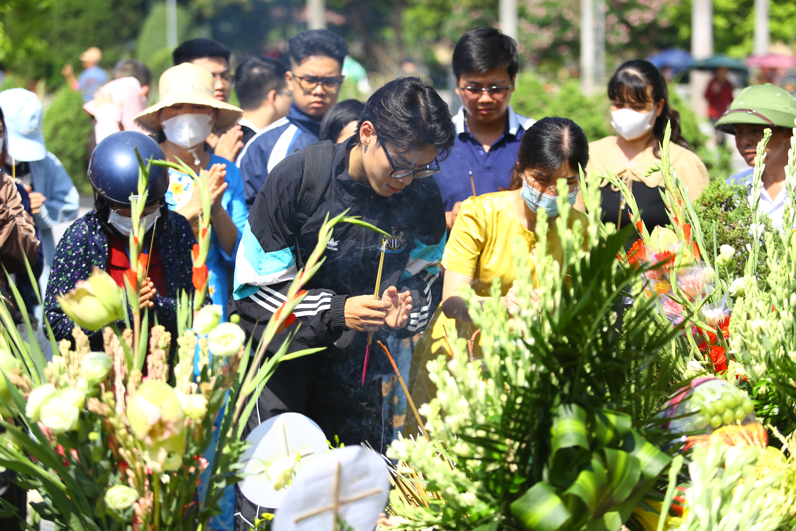Người dân xúc động tưởng nhớ 1 năm ngày mất cố Tổng Bí thư Nguyễn Phú Trọng- Ảnh 5.