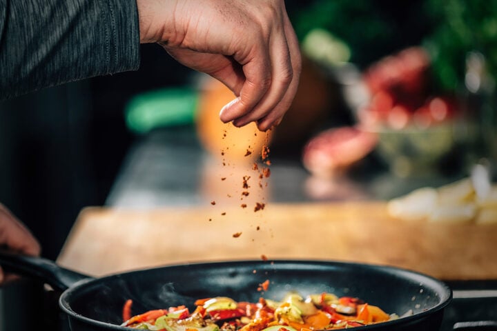 Ăn 'ít muối, ít dầu' có sai không? Sau 60 tuổi, hãy thử làm 4 điều này khi ăn! - Ảnh 1. Ăn 'ít muối, ít dầu' có sai không? Sau 60 tuổi, hãy thử làm 4 điều này khi ăn! - Ảnh 1.