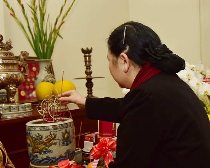 'Sau khi khấn ông bà phù hộ cho con cháu biết thương nhau, mọi việc tốt lên' - câu chuyện khắc phục một lỗi trên bàn thờ là phúc khí ngập tràn- Ảnh 5.