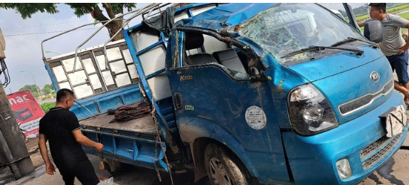 Vụ ô tô chở vải bị lật: Chủ xe nhận được khoảng hơn 40 triệu đồng giúp đỡ từ cộng đồng - Ảnh 2. Vụ ô tô chở vải bị lật: Chủ xe nhận được khoảng hơn 40 triệu đồng giúp đỡ từ cộng đồng - Ảnh 2.