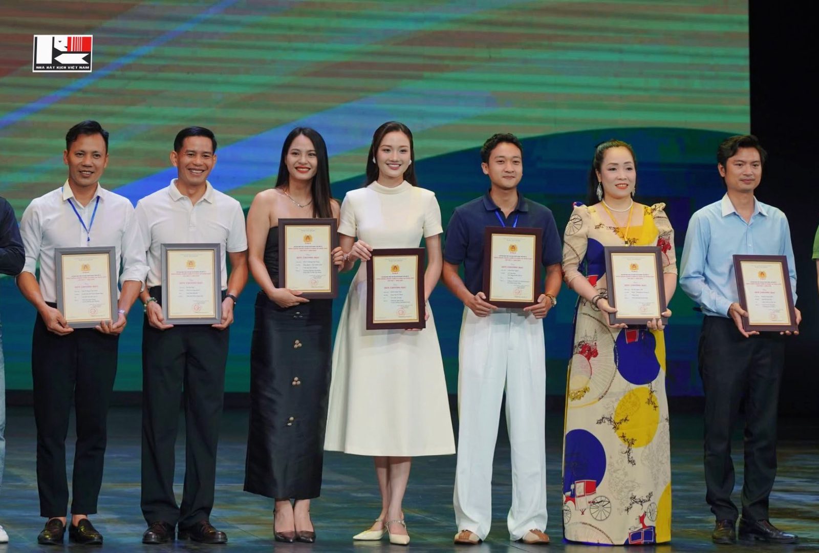 Á hậu quê Hưng Yên vừa nhận tin vui Liên hoan Nghệ thuật Sân khấu chuyên nghiệp toàn quốc - Ảnh 1.