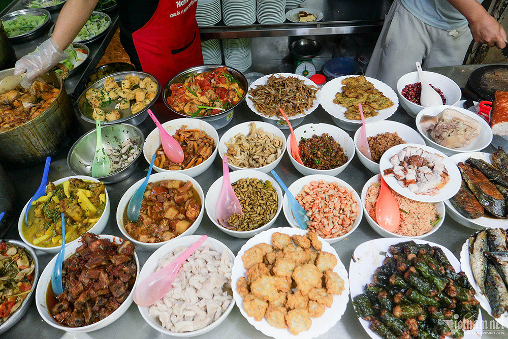 Chủ quán cơm văn phòng chật vật tồn tại vì 'khách giảm ăn ngoài' - Ảnh 1. Chủ quán cơm văn phòng chật vật tồn tại vì 'khách giảm ăn ngoài' - Ảnh 1.
