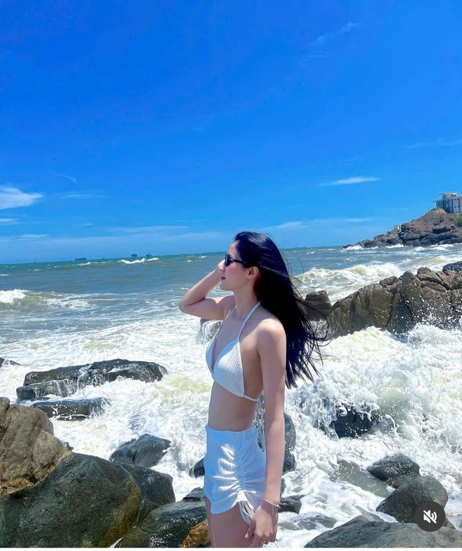 Kiều Trinh 'đốn tim' người hâm mộ với bộ ảnh bikini nóng bỏng - Ảnh 5. Kiều Trinh 'đốn tim' người hâm mộ với bộ ảnh bikini nóng bỏng - Ảnh 5.