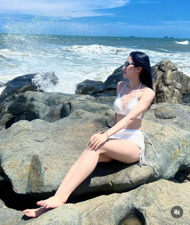 Kiều Trinh 'đốn tim' người hâm mộ với bộ ảnh bikini nóng bỏng - Ảnh 8. Kiều Trinh 'đốn tim' người hâm mộ với bộ ảnh bikini nóng bỏng - Ảnh 8.