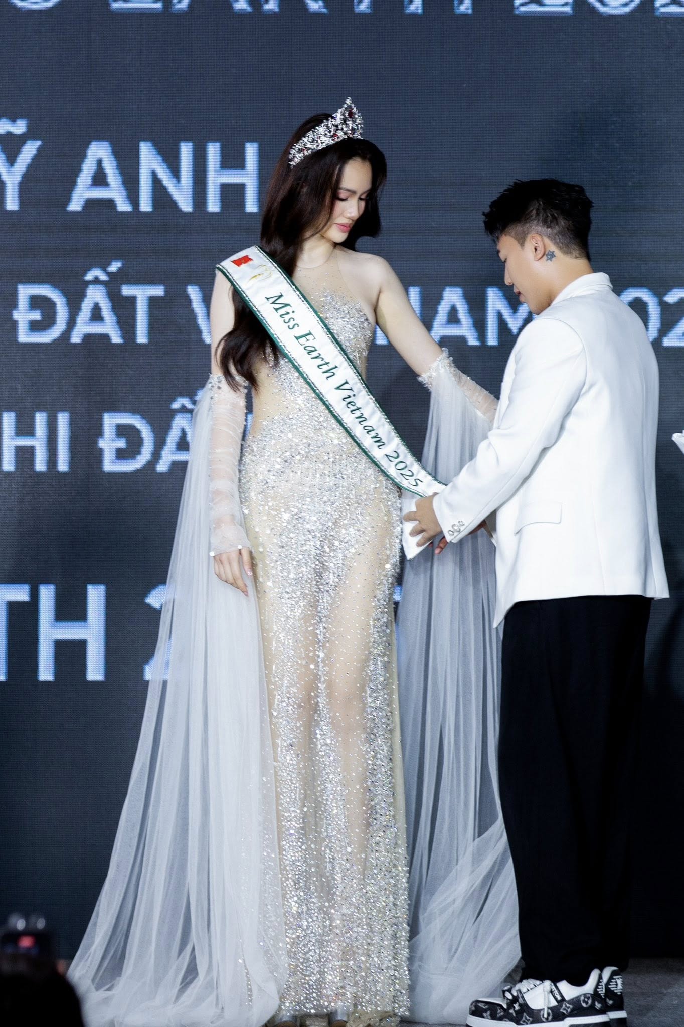 Nhan sắc á hậu được chọn dự thi Hoa hậu Trái đất 2025 đang gây tranh cãi - Ảnh 1.