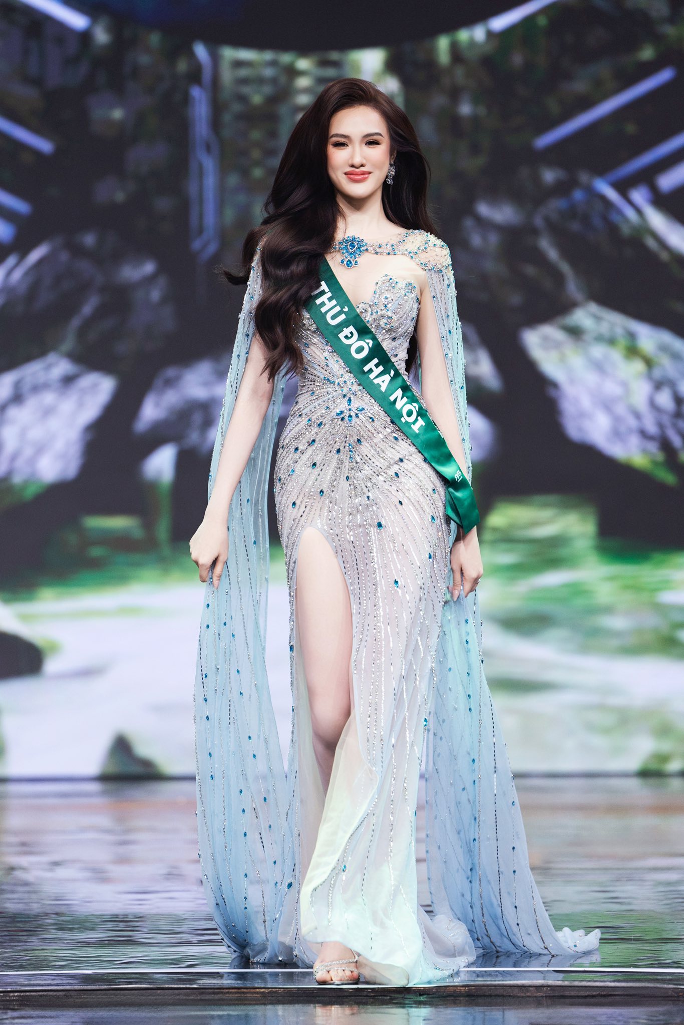 Nhan sắc á hậu được chọn dự thi Hoa hậu Trái đất 2025 đang gây tranh cãi - Ảnh 4.