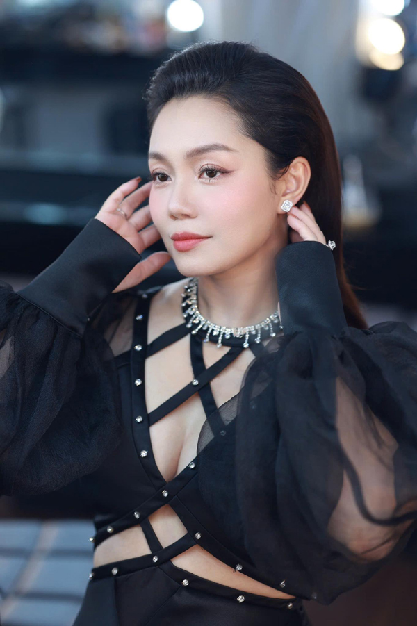 Vẻ đẹp đằm thắm của nữ ca sĩ sao mai điểm quê Quảng Ninh cùng thế hệ với Tùng Dương, Khánh Linh - Ảnh 9. Vẻ đẹp đằm thắm của nữ ca sĩ sao mai điểm quê Quảng Ninh cùng thế hệ với Tùng Dương, Khánh Linh - Ảnh 9.