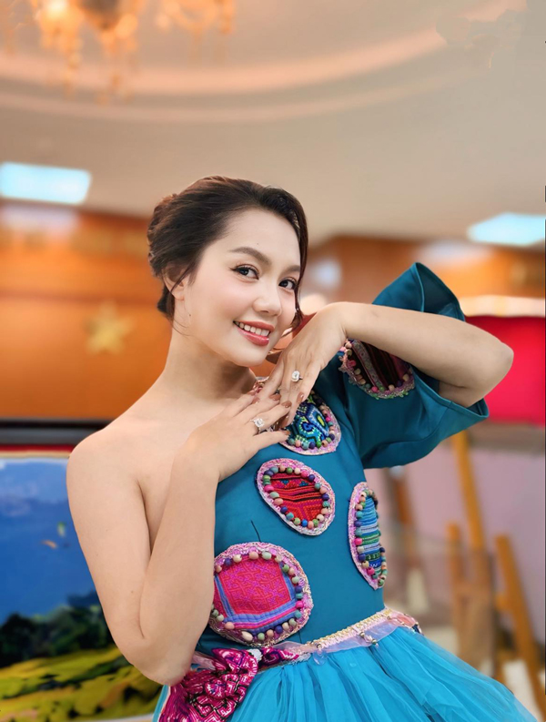 Vẻ đẹp đằm thắm của nữ ca sĩ sao mai điểm quê Quảng Ninh cùng thế hệ với Tùng Dương, Khánh Linh - Ảnh 10. Vẻ đẹp đằm thắm của nữ ca sĩ sao mai điểm quê Quảng Ninh cùng thế hệ với Tùng Dương, Khánh Linh - Ảnh 10.