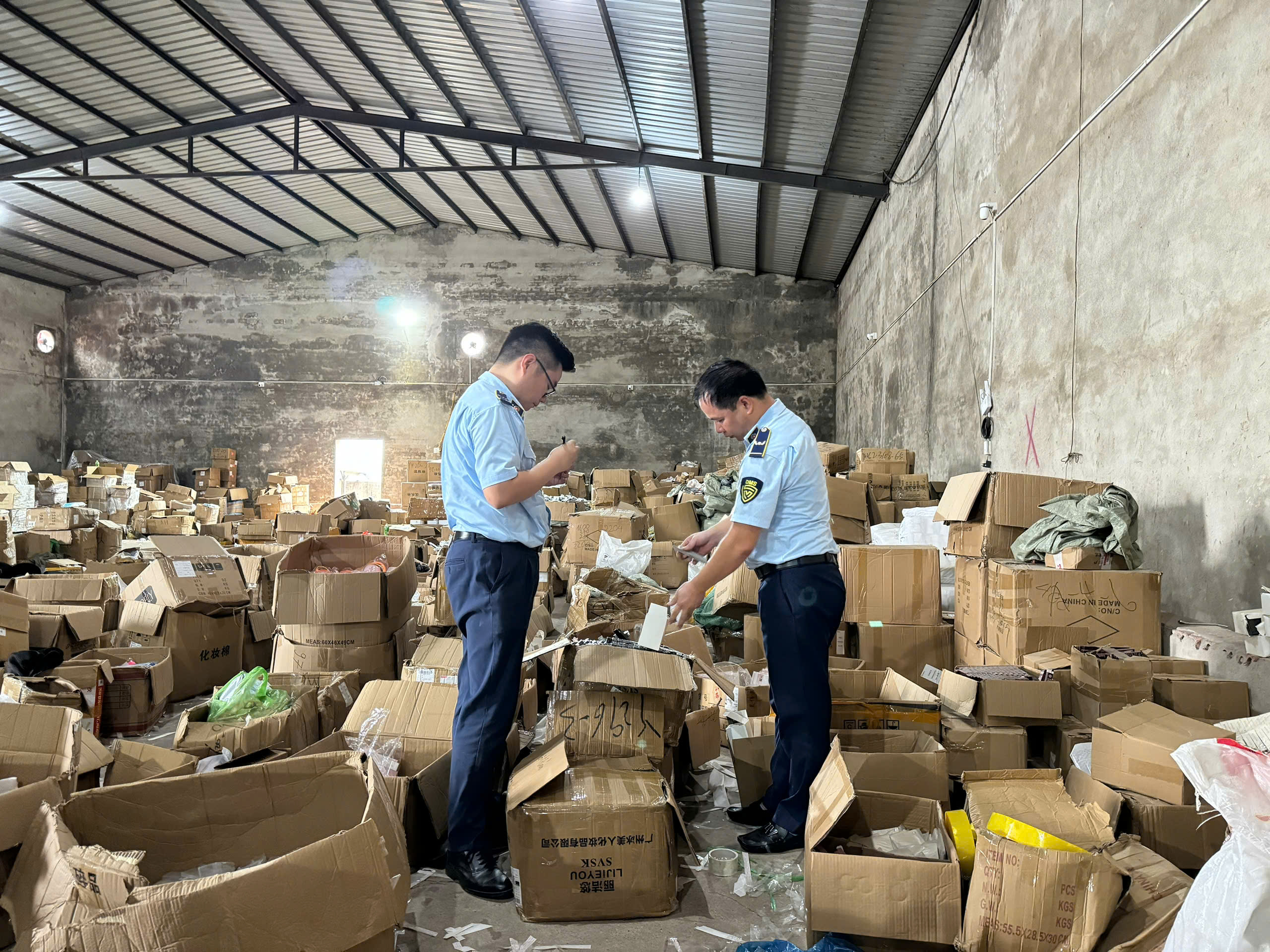 Phát hiện kho chứa hơn 47.000 loại mỹ phẩm nhập lậu, vận hành bằng phần mềm nước ngoài, liên kết với hàng trăm tài khoản TikTok và nguồn hàng từ Trung Quốc - Ảnh 2.