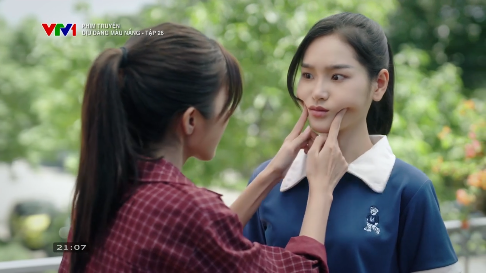 'Dịu dàng màu nắng' tập mới nhất: Phong thành công, bà Hà miệng nói cười nhưng lòng chẳng vui - Ảnh 1. Dịu dàng màu nắng - Tập 26: Phong thành công, bà Hà miệng nói cười nhưng lòng chẳng vui - Ảnh 3.