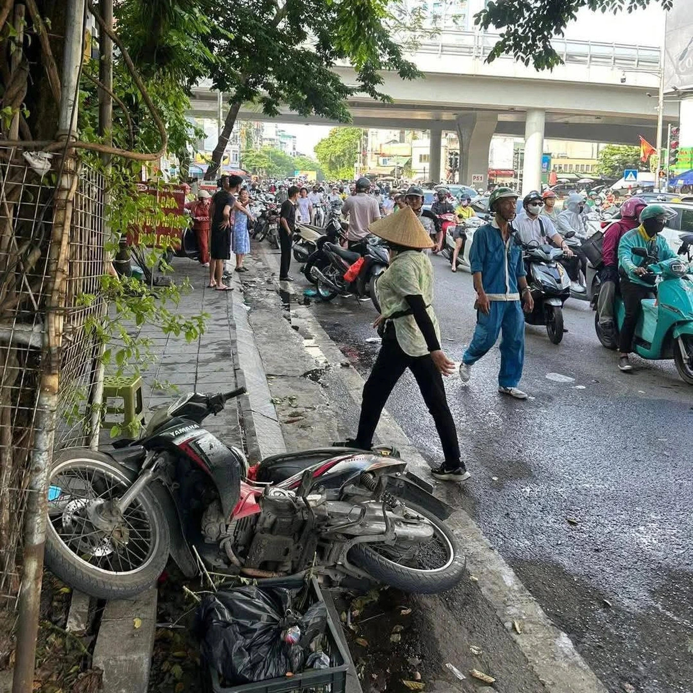 Hà Nội: Xe ô tô 'điên' tông liên hoàn 10 xe máy trên phố Trần Đại Nghĩa - Ảnh 2.