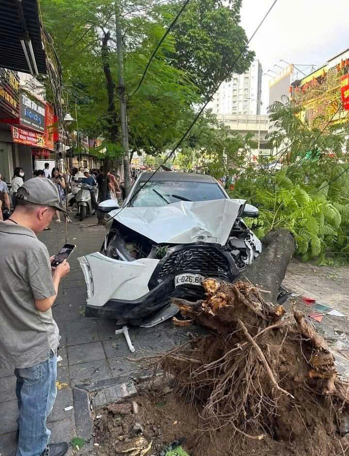 Hà Nội: Xe ô tô 'điên' tông liên hoàn 10 xe máy trên phố Trần Đại Nghĩa - Ảnh 1.