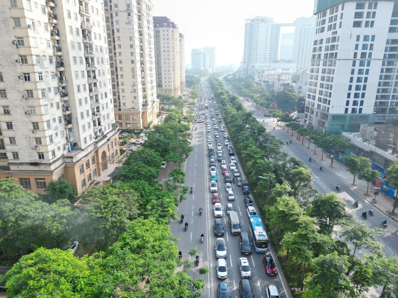 Nhiều phương tiện vẫn đi 'nhầm' làn ở đường Võ Chí Công, lực lượng CSGT vất vả điều tiết - Ảnh 1.