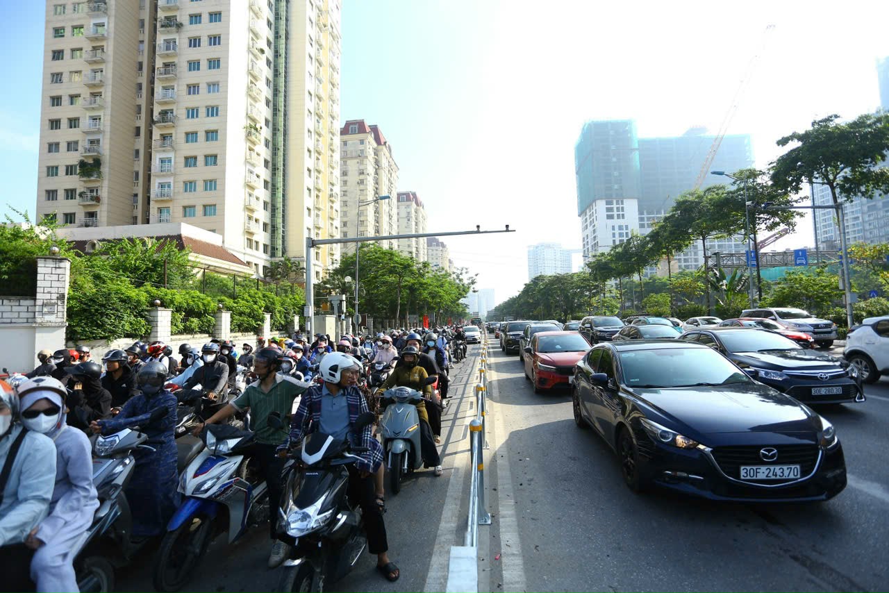 Nhiều phương tiện vẫn đi 'nhầm' làn ở đường Võ Chí Công, lực lượng CSGT vất vả điều tiết - Ảnh 8.