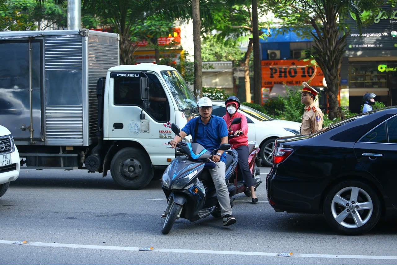 Nhiều phương tiện vẫn đi 'nhầm' làn ở đường Võ Chí Công, lực lượng CSGT vất vả điều tiết - Ảnh 6.