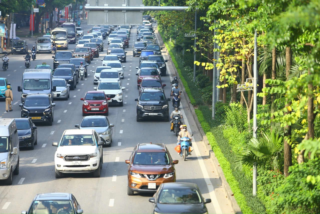 Nhiều phương tiện vẫn đi 'nhầm' làn ở đường Võ Chí Công, lực lượng CSGT vất vả điều tiết - Ảnh 5.