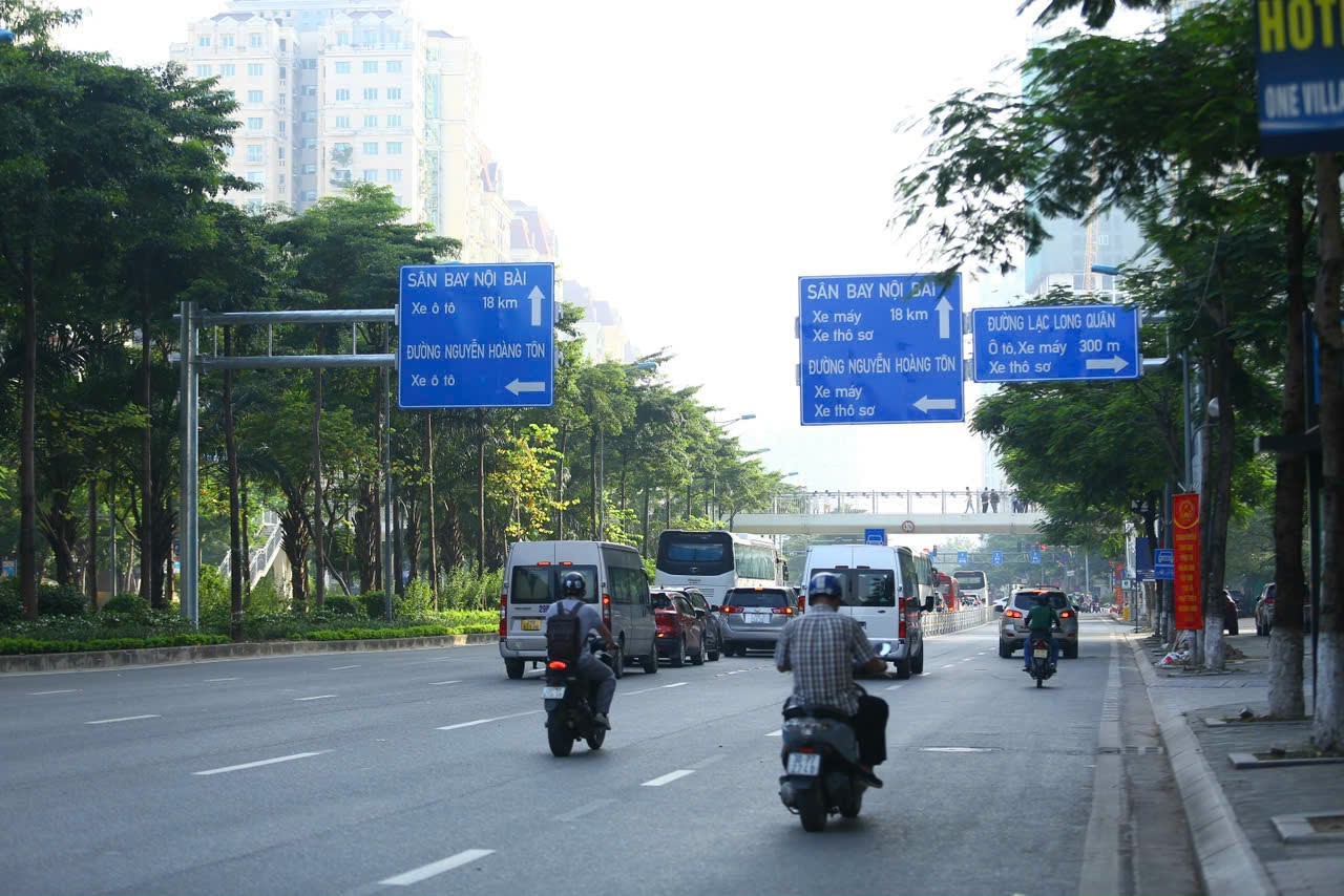 Nhiều phương tiện vẫn đi 'nhầm' làn ở đường Võ Chí Công, lực lượng CSGT vất vả điều tiết - Ảnh 12.