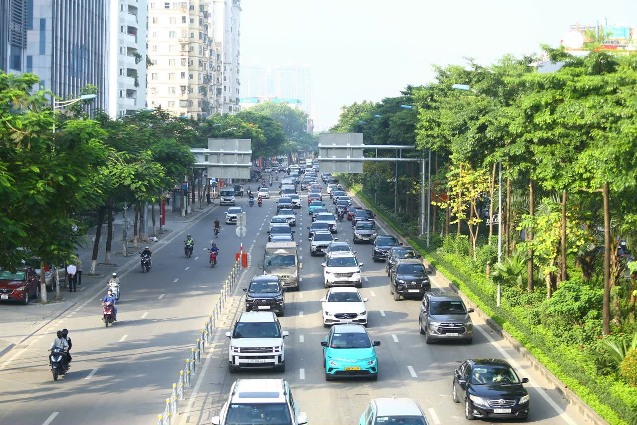 Nhiều phương tiện vẫn đi 'nhầm' làn ở đường Võ Chí Công, lực lượng CSGT vất vả điều tiết - Ảnh 11.