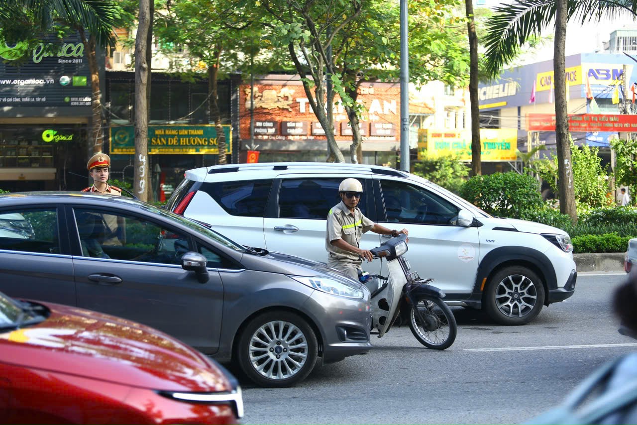 Nhiều phương tiện vẫn đi 'nhầm' làn ở đường Võ Chí Công, lực lượng CSGT vất vả điều tiết - Ảnh 7.