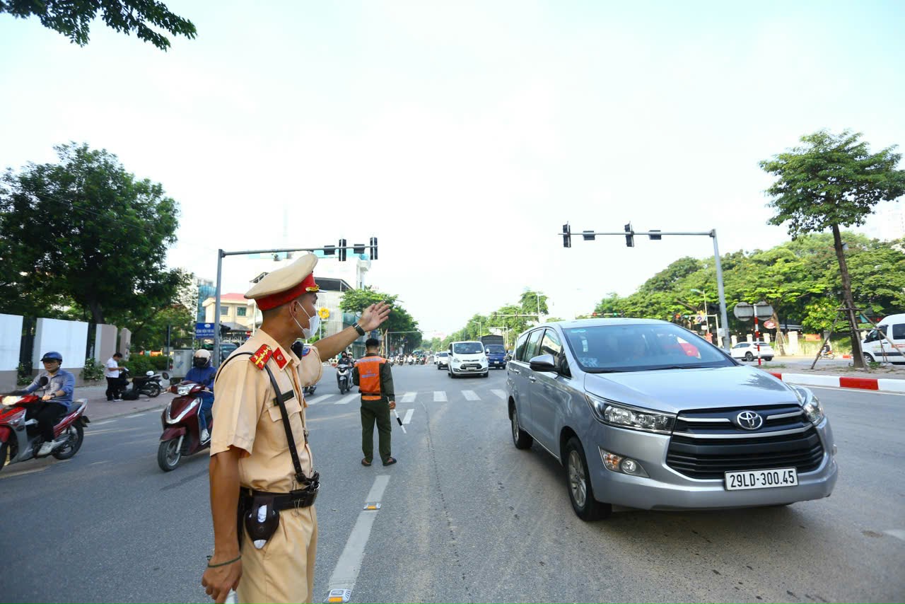 Nhiều phương tiện vẫn đi 'nhầm' làn ở đường Võ Chí Công, lực lượng CSGT vất vả điều tiết - Ảnh 2.
