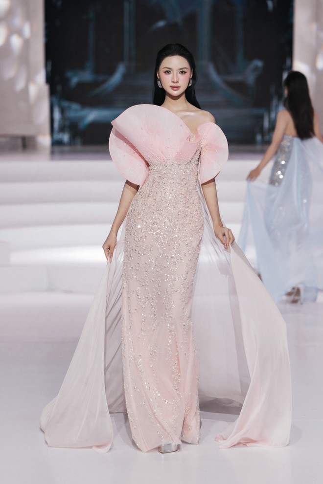 cam-ly-tren-runway-le-ngoc-lam-1-7580-8520-1754057628596-1754057628947340509918.jpg