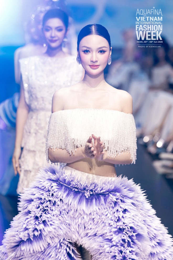 cam-ly-tren-runway-le-thanh-hoa-1-6640-7735-1754057624807-1754057625071538547063.jpeg