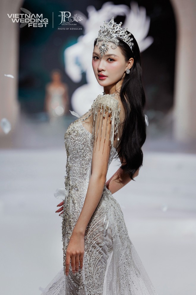 cam-ly-tren-runway-pham-dang-anh-thu-1-4255-1560-1754057623805-17540576239811255132498.jpeg