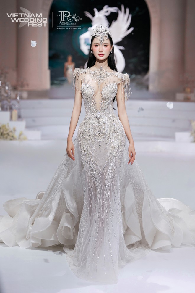 cam-ly-tren-runway-pham-dang-anh-thu-2-1658-3949-1754057617617-1754057618318978225924.jpeg