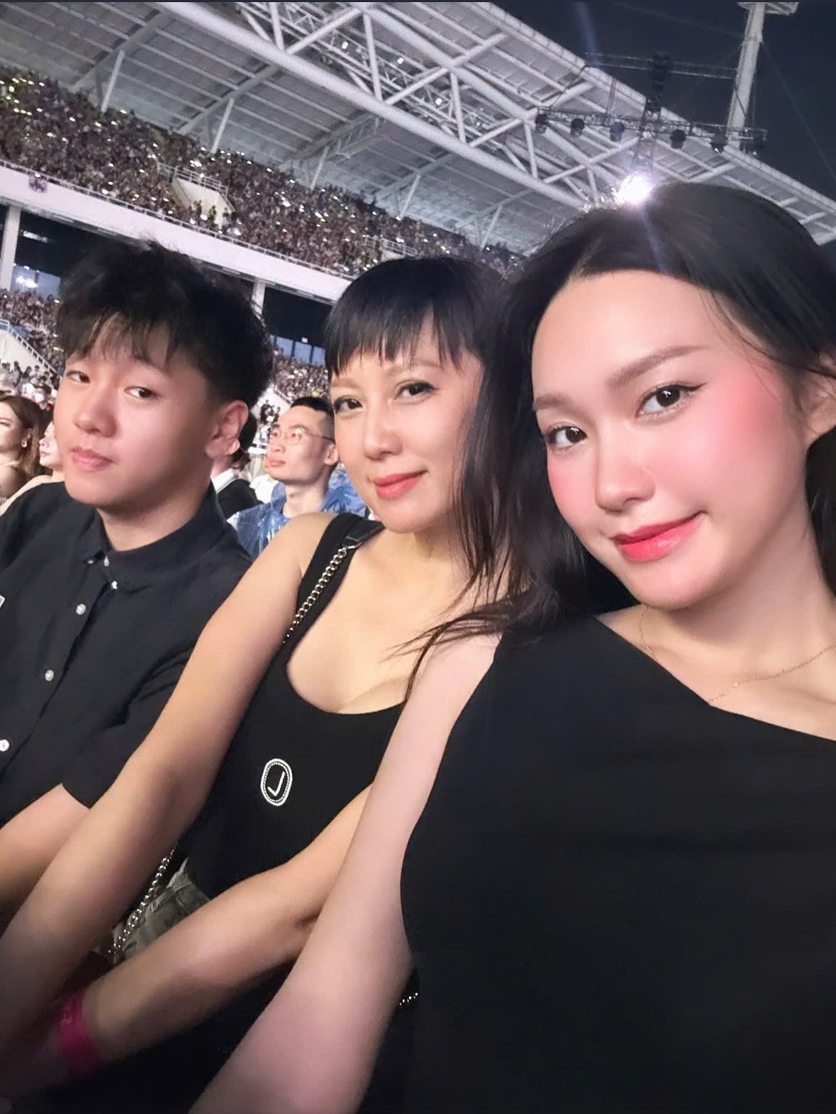 Khoảnh khắc 'đắt giá' của gia đình Đoàn Văn Hậu: Mẹ vợ 'đu trend', mẹ đẻ lặng lẽ ngồi trông cháu- Ảnh 3. Khoảnh khắc 'đắt giá' của gia đình Đoàn Văn Hậu: Mẹ vợ 'đu trend', mẹ đẻ lặng lẽ ngồi trông cháu- Ảnh 3.