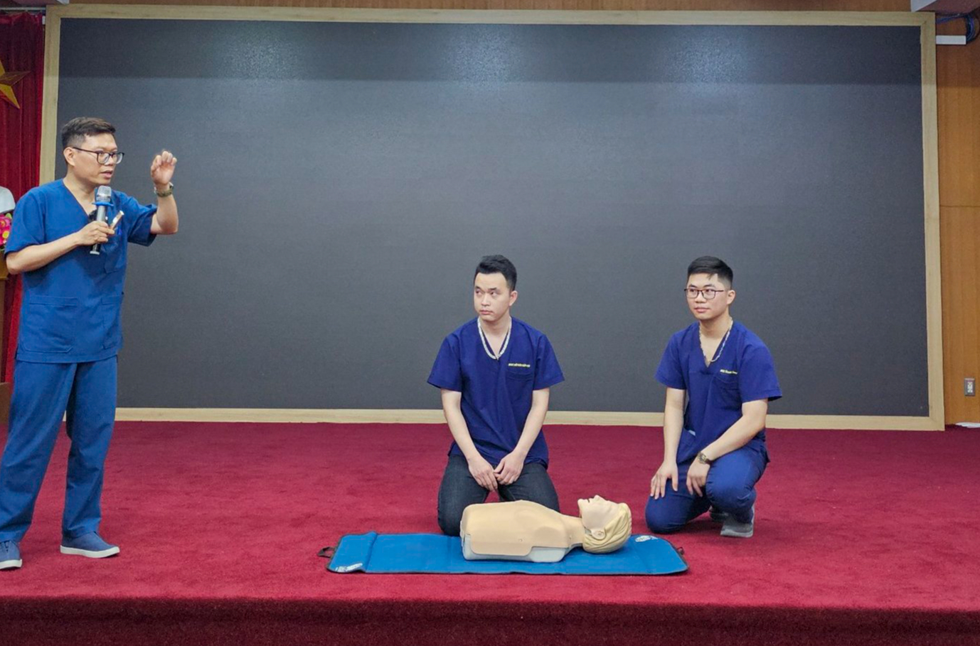 PGS - TS Nguyễn Lân Hiếu chia sẻ ý tưởng cấp cứu ngừng tim hiệu quả trong cộng đồng - Ảnh 2. PGS - TS Nguyễn Lân Hiếu chia sẻ ý tưởng cấp cứu ngừng tim hiệu quả trong cộng đồng - Ảnh 2.