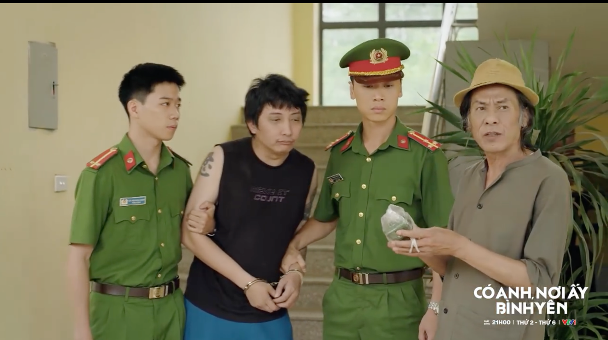 'Có anh, nơi ấy bình yên' mới nhất (tập 4): Thiếu tá Huy đối diện áp lực phải xử lý công việc 'uyển chuyển'- Ảnh 2. 'Có anh, nơi ấy bình yên' mới nhất (tập 4): Thiếu tá Huy đối diện áp lực phải xử lý công việc 'uyển chuyển'- Ảnh 2.