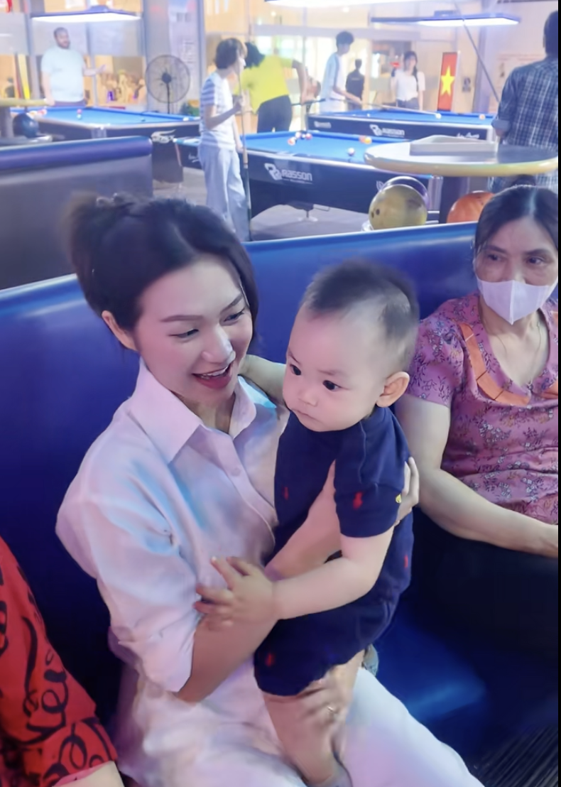 Khoảnh khắc 'đắt giá' của gia đình Đoàn Văn Hậu: Mẹ vợ 'đu trend', mẹ đẻ lặng lẽ ngồi trông cháu- Ảnh 6. Khoảnh khắc 'đắt giá' của gia đình Đoàn Văn Hậu: Mẹ vợ 'đu trend', mẹ đẻ lặng lẽ ngồi trông cháu- Ảnh 6.