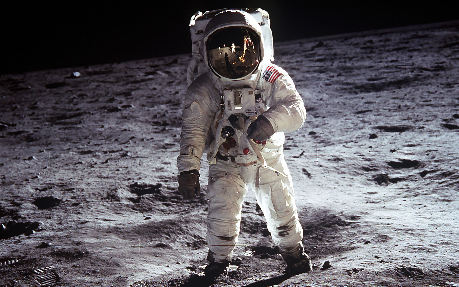 a-man-on-the-moon-1754736723074-1754736723153665443254-1754787124698-175478712481447245382.jpg