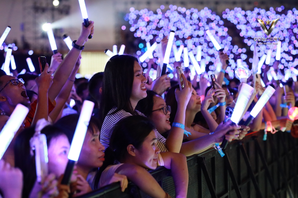 Xuân Hinh, Hòa Minzy thăng hoa trên sân khấu V Concert - Rạng rỡ Việt Nam - Ảnh 3.